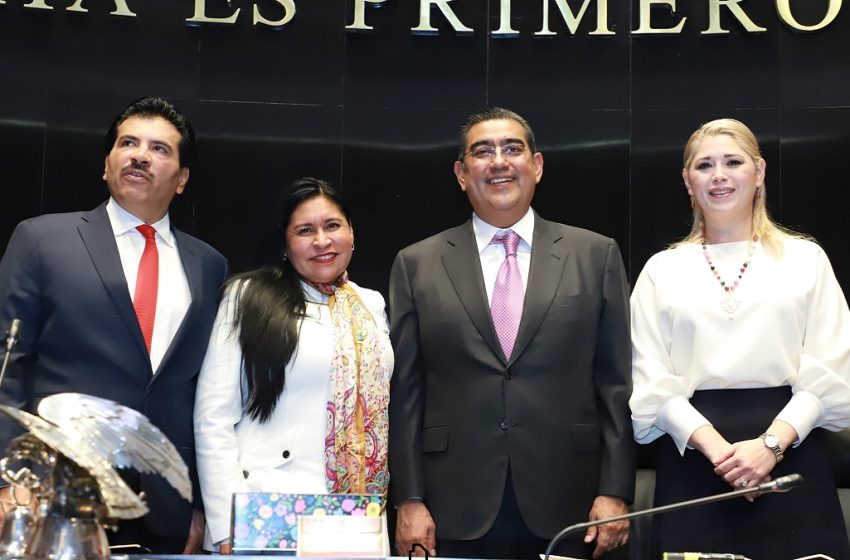  Asiste Sergio Salomón a develación en letras doradas de «los tres Juanes de la Sierra Norte»