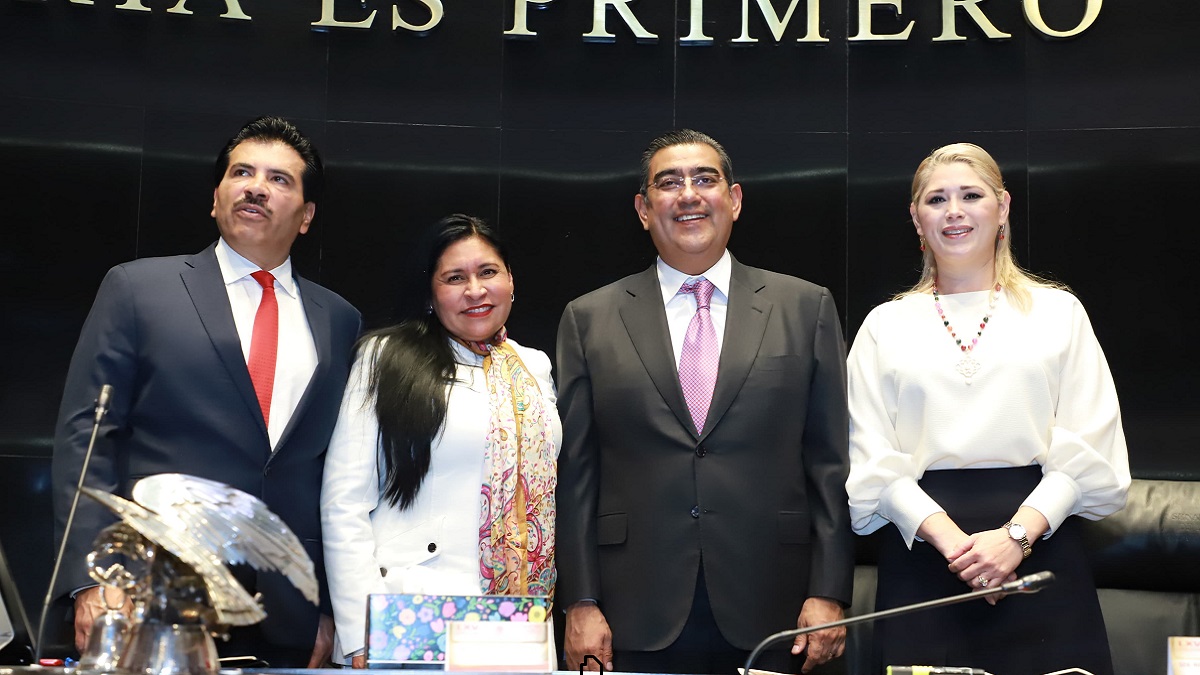 Asiste sergio salomón a develación en letras doradas de los tres juanes de la sierra norte