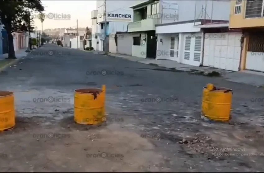  Colocan botes con cemento para cerrar calle en Satélite Magisterial; Ayuntamiento intervendrá