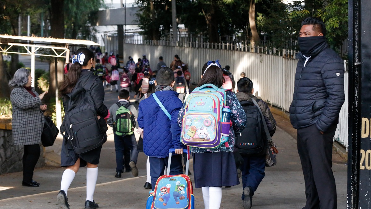 Concluye horario de invierno, estudiantes entrarán media hora antes en Puebla