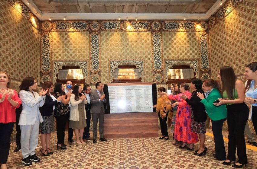  Develan en el Congreso del Estado una placa conmemorativa a las Mujeres Legisladoras de Puebla