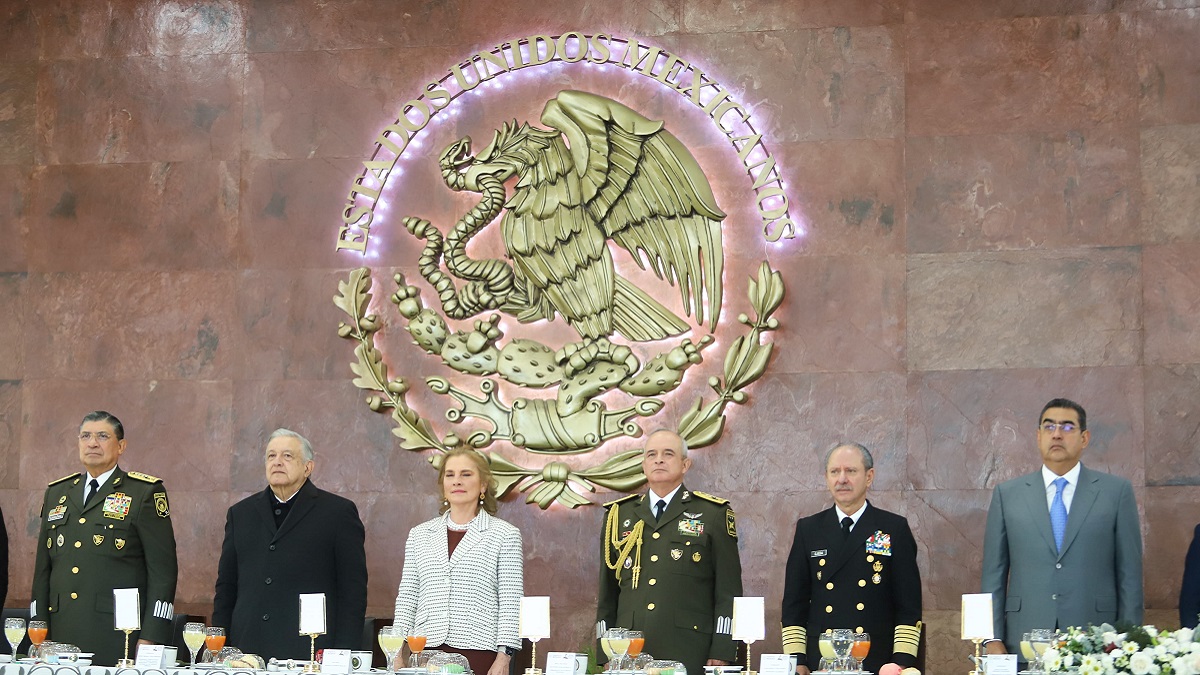 En oriental, AMLO y Sergio Salomón presiden ceremonia por día del ejército mexicano