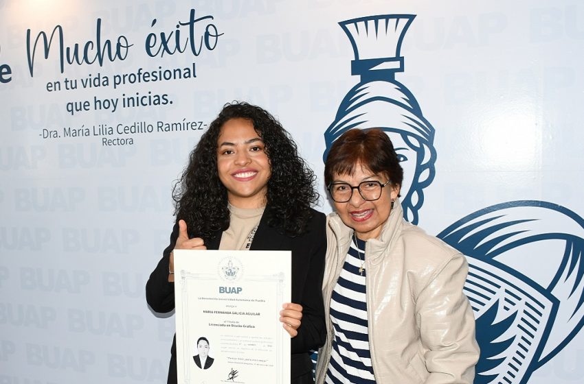  Entrega la Rectora María Lilia Cedillo Ramírez título a egresada con discapacidad auditiva