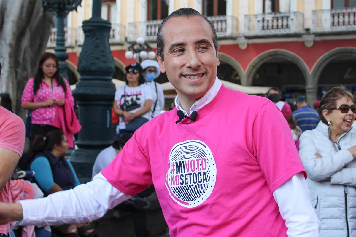 Lalo Rivera y panistas se suman a la “Marcha por la democracia” en Puebla