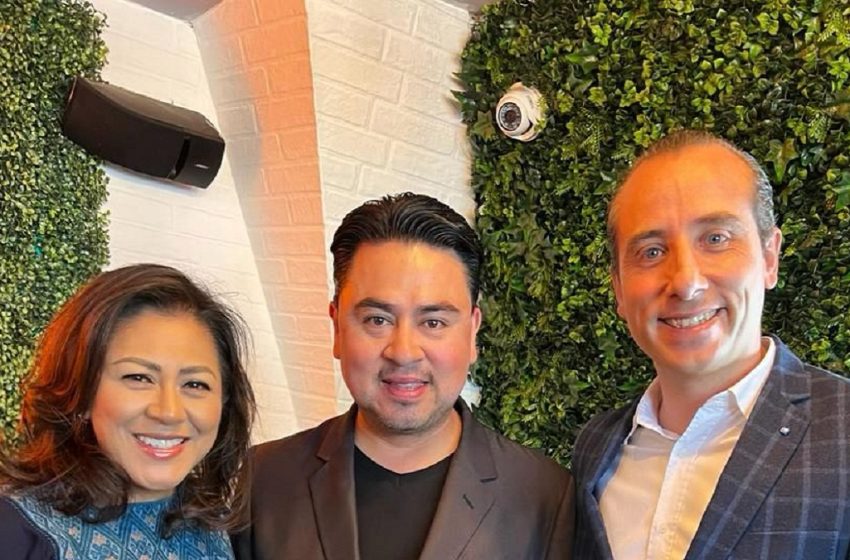  Mario Riestra y Nadia Navarro dan la bienvenida a Luis González Acosta