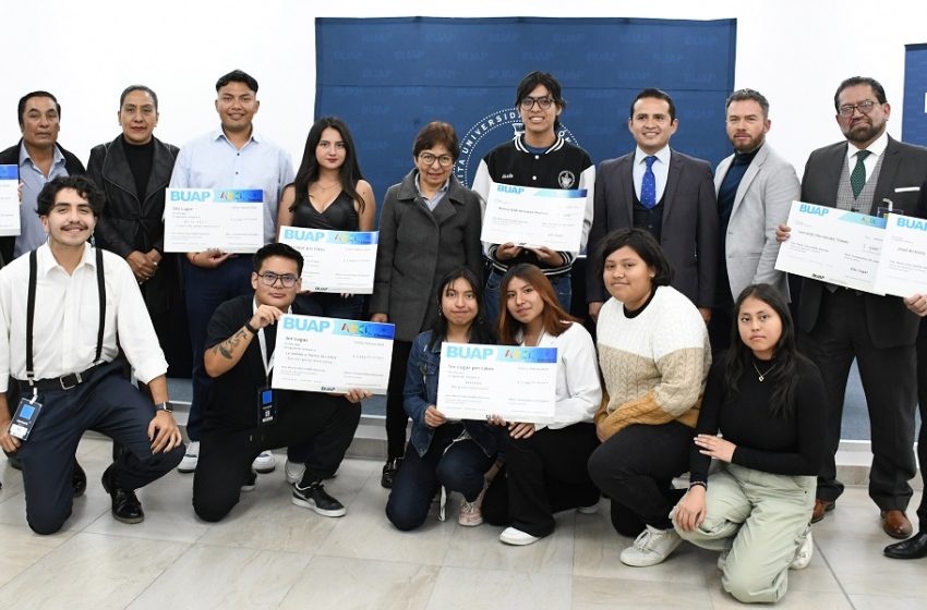  Se premia a los ganadores de los concursos “Creación Porra Institucional BUAP” y “Apantálla-te”