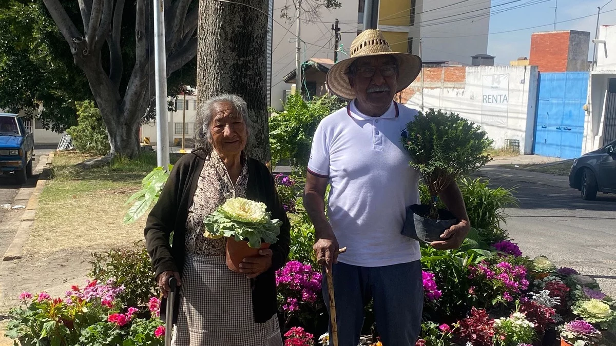 Pareja de abuelitos, venden flores para sobrevivir en Puebla