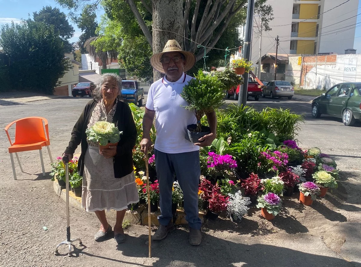 adultos mayores venden flores en Puebla