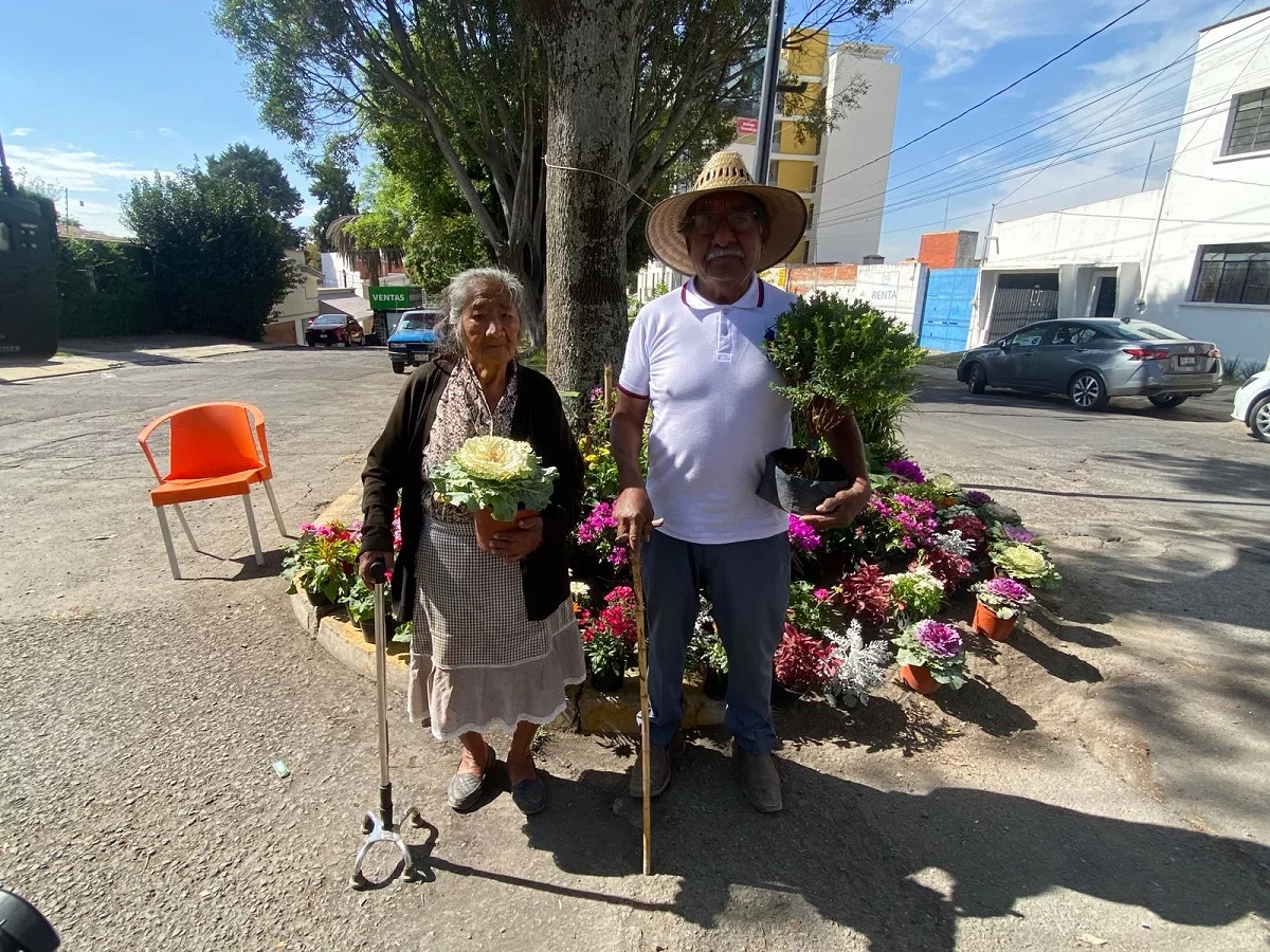 adultos mayores venden flores en Puebla