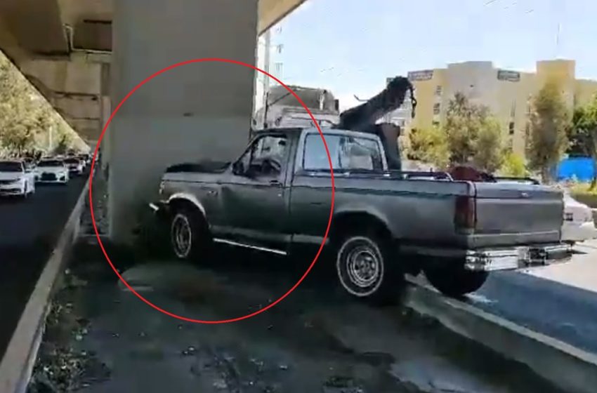  ¡Caos Vial! Camioneta Choca contra Pilar del Segundo Piso en la Autopista México-Puebla
