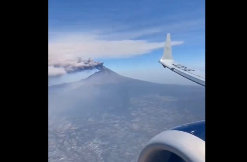  Impactante Imagen del Popocatépetl desde el Cielo Obliga al Cierre del Aeropuerto en Puebla ¡Mira la Increíble Vista!