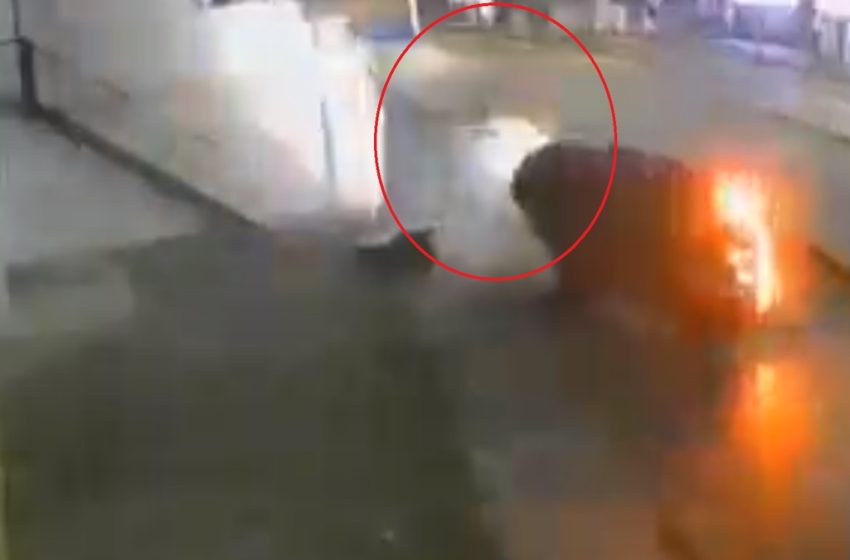  Caos Nocturno: Conductor de Audi Embiste y Derriba Poste de Alumbrado Público en Las Ánimas»