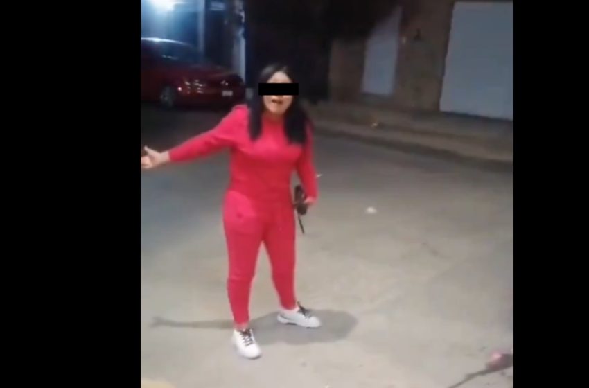  ¡Escándalo en Puebla! #LadyBorrachita se Niega a Limpiar Vómito de su Amiga en Público