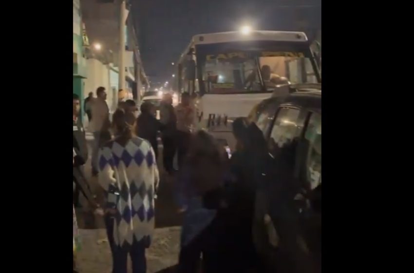  Fuerte Choque en Puebla Desata Acalorada Discusión entre Conductores: Ruta 44 vs. Camioneta Particular
