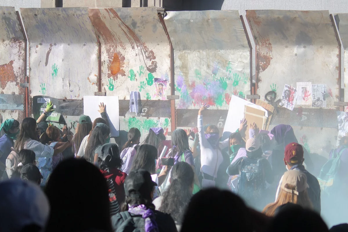 8M violento en Puebla, atacan a feministas con extintores y mangueras de agua