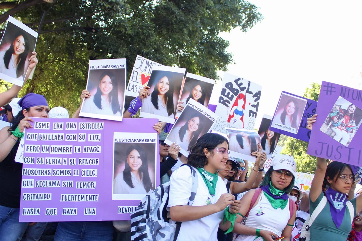 8M violento en Puebla, atacan a feministas con extintores y mangueras de agua