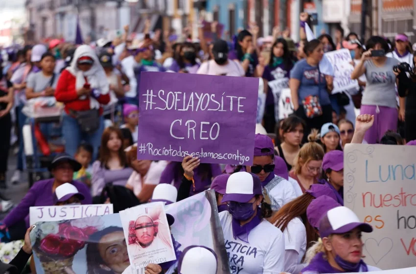  8M violento en Puebla, atacan a feministas con extintores y mangueras de agua
