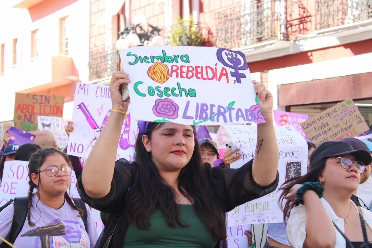 8M violento en Puebla, atacan a feministas con extintores y mangueras de agua