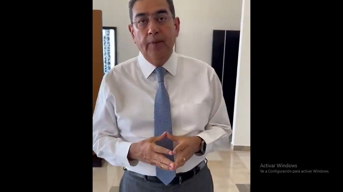 Pide gobernador de Puebla evitar actividades al aire libre y uso de cubrebocas por caída de ceniza