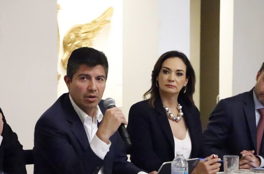  Lalo Rivera participa en foro con expertos en materia de economía