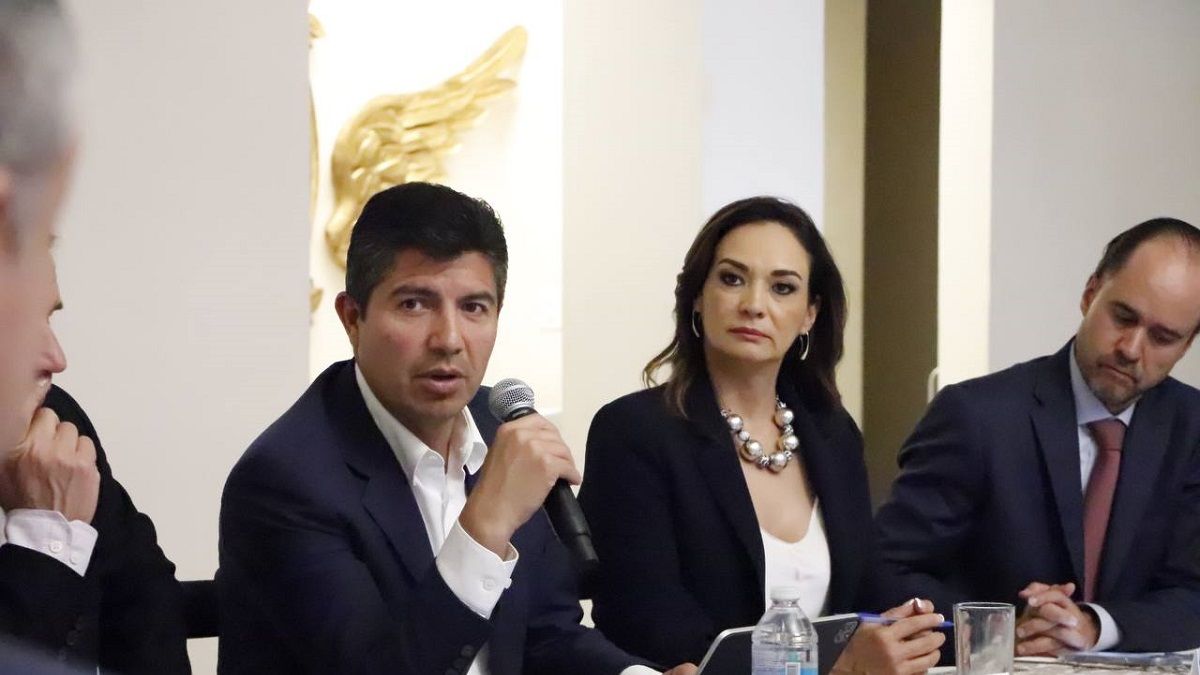 Lalo Rivera participa en foro con expertos en materia de economía