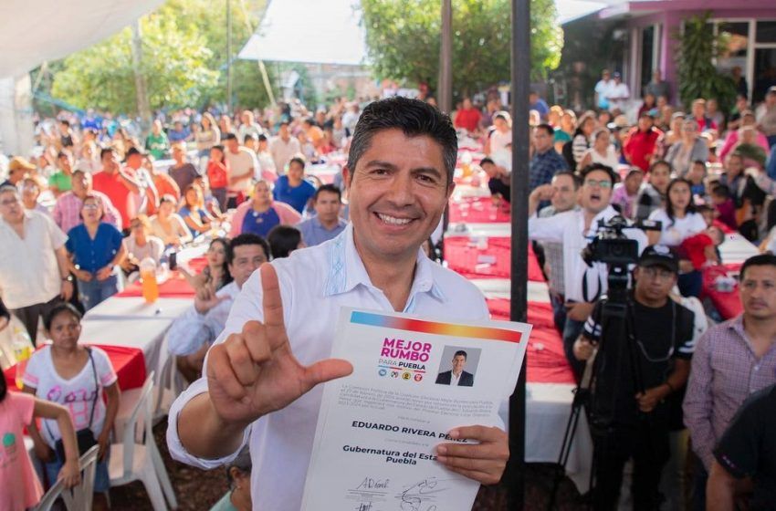  Lalo Rivera recibe constancia como candidato a la gubernatura de Puebla