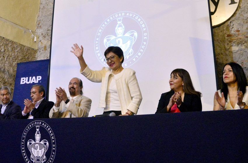  Preside la Rectora Lilia Cedillo Ramírez informe de labores y toma de protesta en la FFyL
