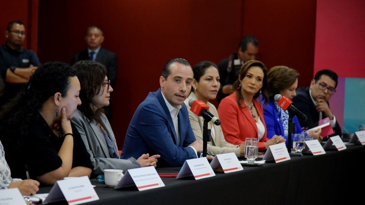 Reconoce Mario Riestra a comunidad ibero, por agenda institucional 2024