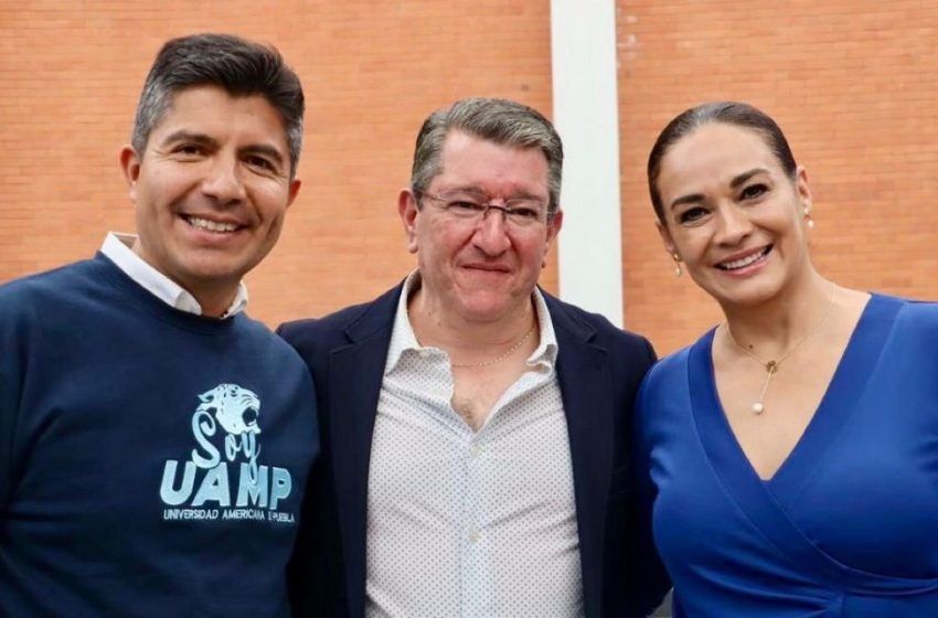  Universitarios de Teziutlán platican con Lalo Rivera