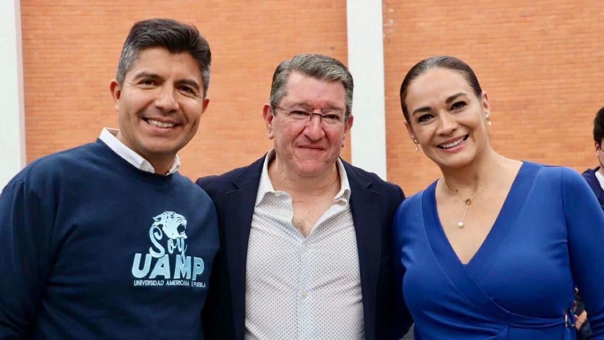 Universitarios de Teziutlán platican con Lalo Rivera