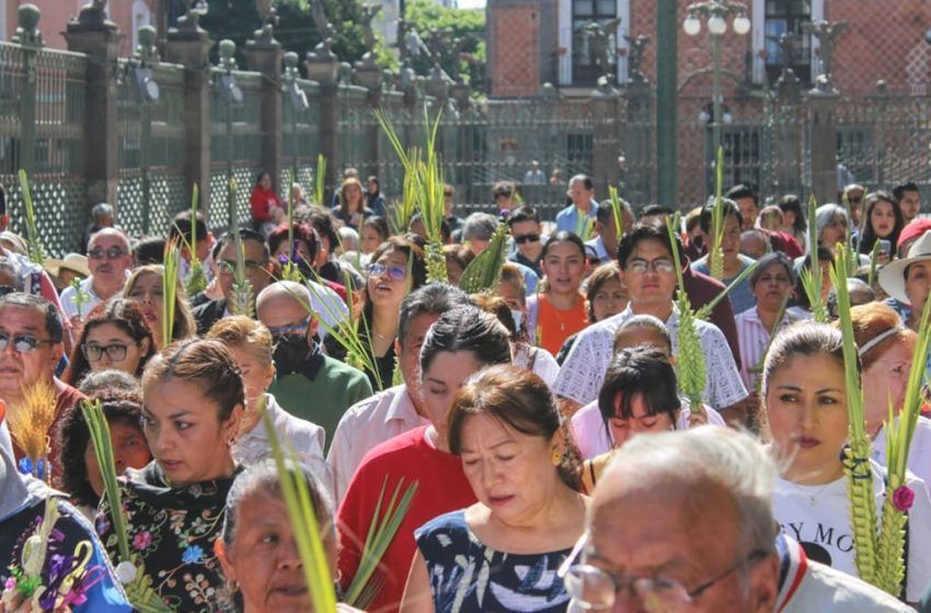  Poblanos procesionan con palmas benditas este Domingo de Ramos (+FOTOS)