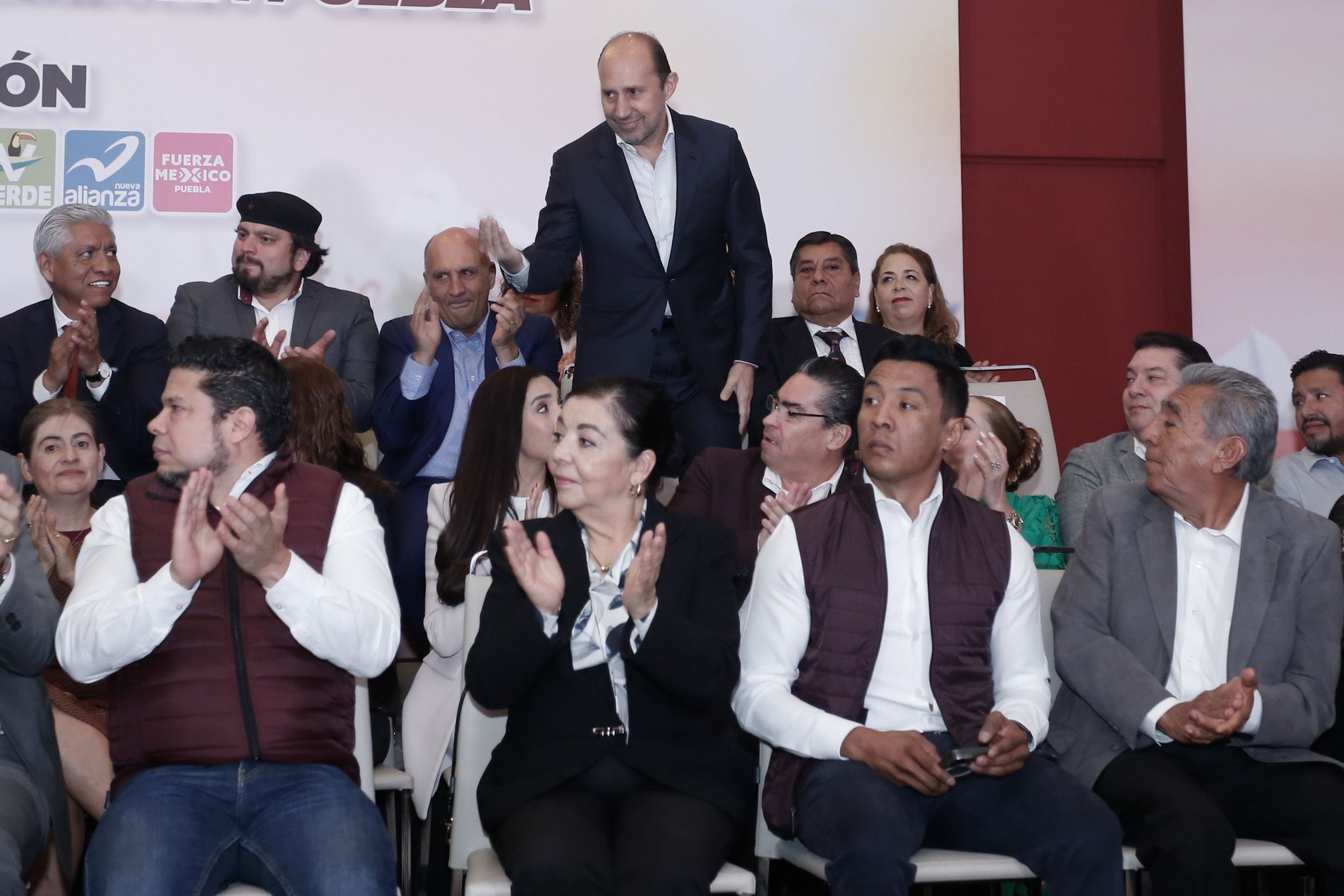 Presenta Armenta a su “equipo ganador” para la campaña