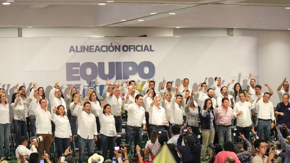mario riestra presenta a su equipo de regidores