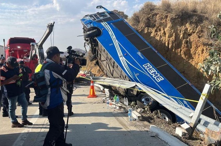  Tragedia en la Autopista: Volcadura de Autobús Deja Tres Fallecidos y 15 Heridos en la México-Puebla
