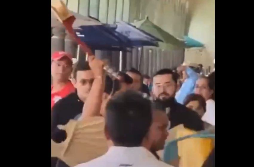  ¡Caos en San Pedro Cholula! Violento Enfrentamiento entre Músicos y Meseros Queda Registrado en Impactante Video