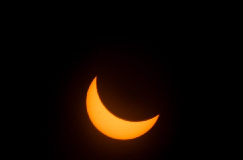  Poblanos abarrotan el INAOE para observar el eclipse desde un telescopio