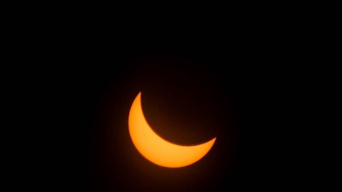 Poblanos abarrotan el INAOE para observar el eclipse desde un telescopio