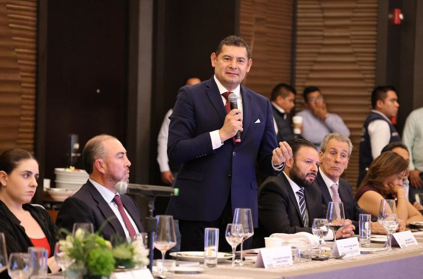  Armenta presenta su Plan Estratégico 2024-2030 a líderes empresariales de la vivienda en Puebla