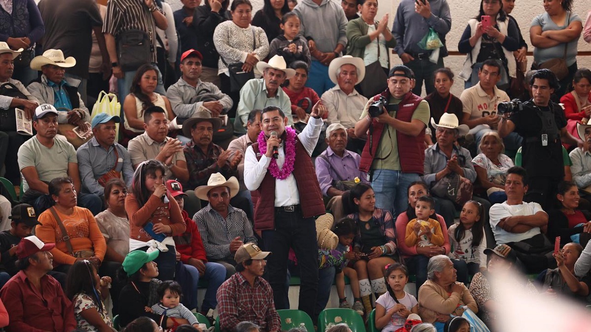 Armenta y Bety Sánchez desbordan polideportivo en Zacatlán; el mejor evento del fin de semana
