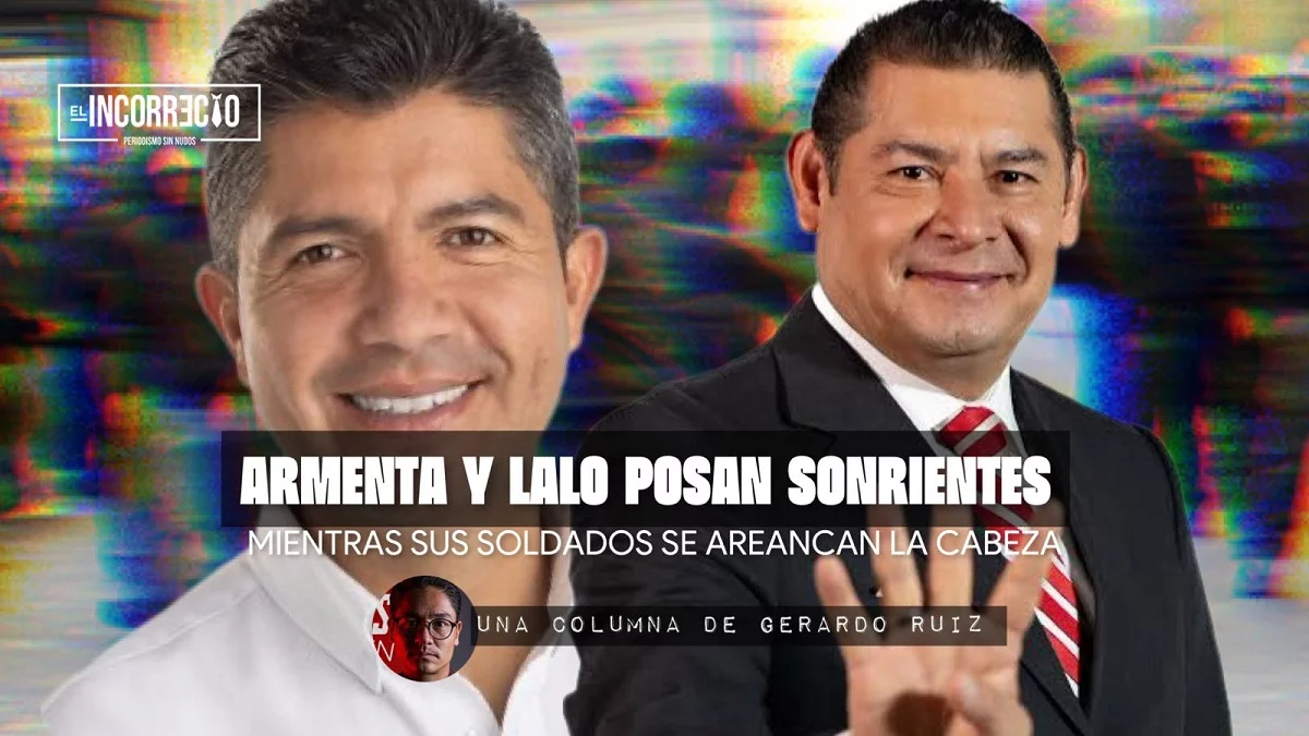 Armenta y Lalo Rivera, posan sonrientes mientras sus soldados se quieren arrancar las cabezas