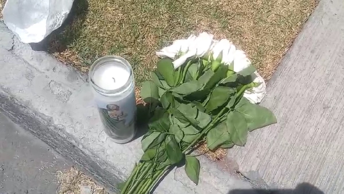 Colocan flores y veladoras en honor a Vielka Pulido en el lugar de su ejecución
