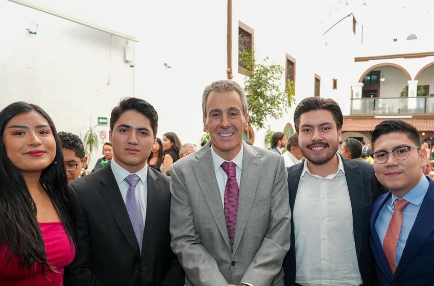  Dialoga Pepe Chedraui con estudiantes de la Escuela Libre de Derecho