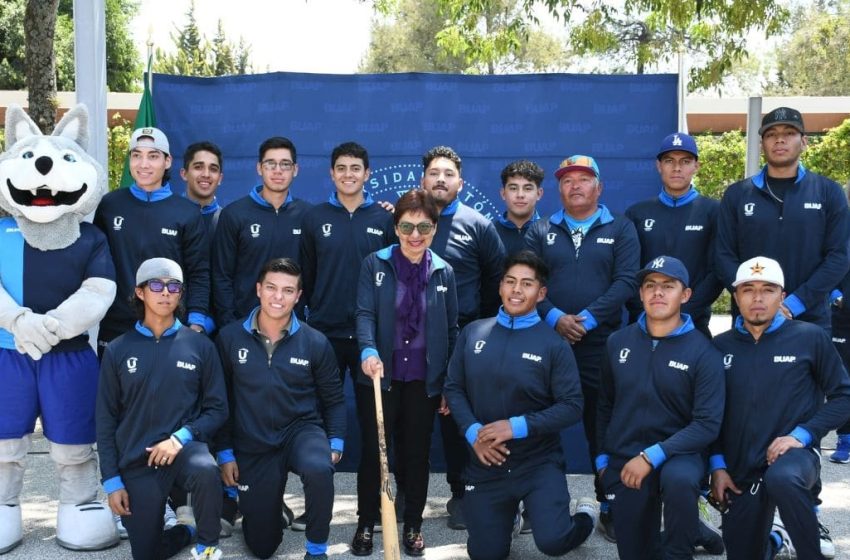  Entrega la rectora Lilia Cedillo Ramírez uniformes a la delegación de deportistas de la BUAP