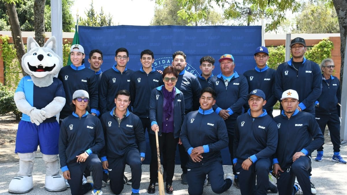 Entrega la rectora Lilia Cedillo Ramírez uniformes a la delegación de deportistas de la BUAP