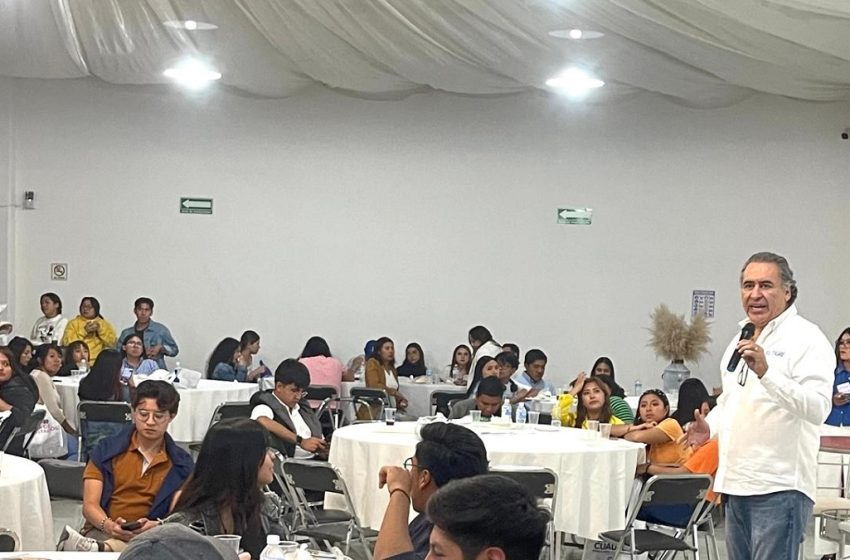  Humberto Aguilar dialoga con jóvenes de san Andrés Cholula