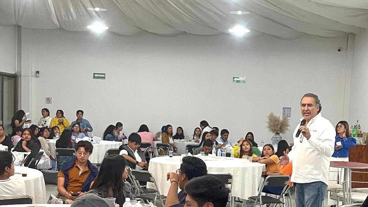 Humberto Aguilar dialoga con jóvenes de san Andrés Cholula