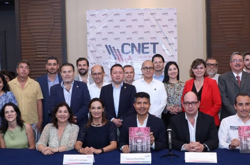  Lalo Rivera acude a reunión con miembros del CNET para impulsar el sector turístico