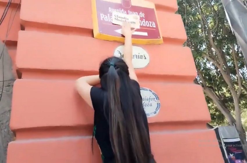  La morenista Liz Mejorada utiliza mobiliario urbano del Centro Histórico para propaganda de Sheinbaum