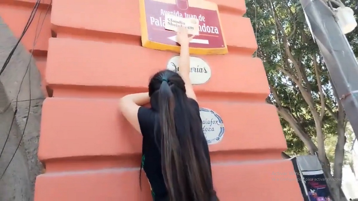 Liz Mejorada daña mobiliario urbano del Centro Histórico de Puebla