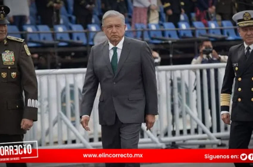  AMLO y contingente de la BUAP en el desfile del 5 de Mayo